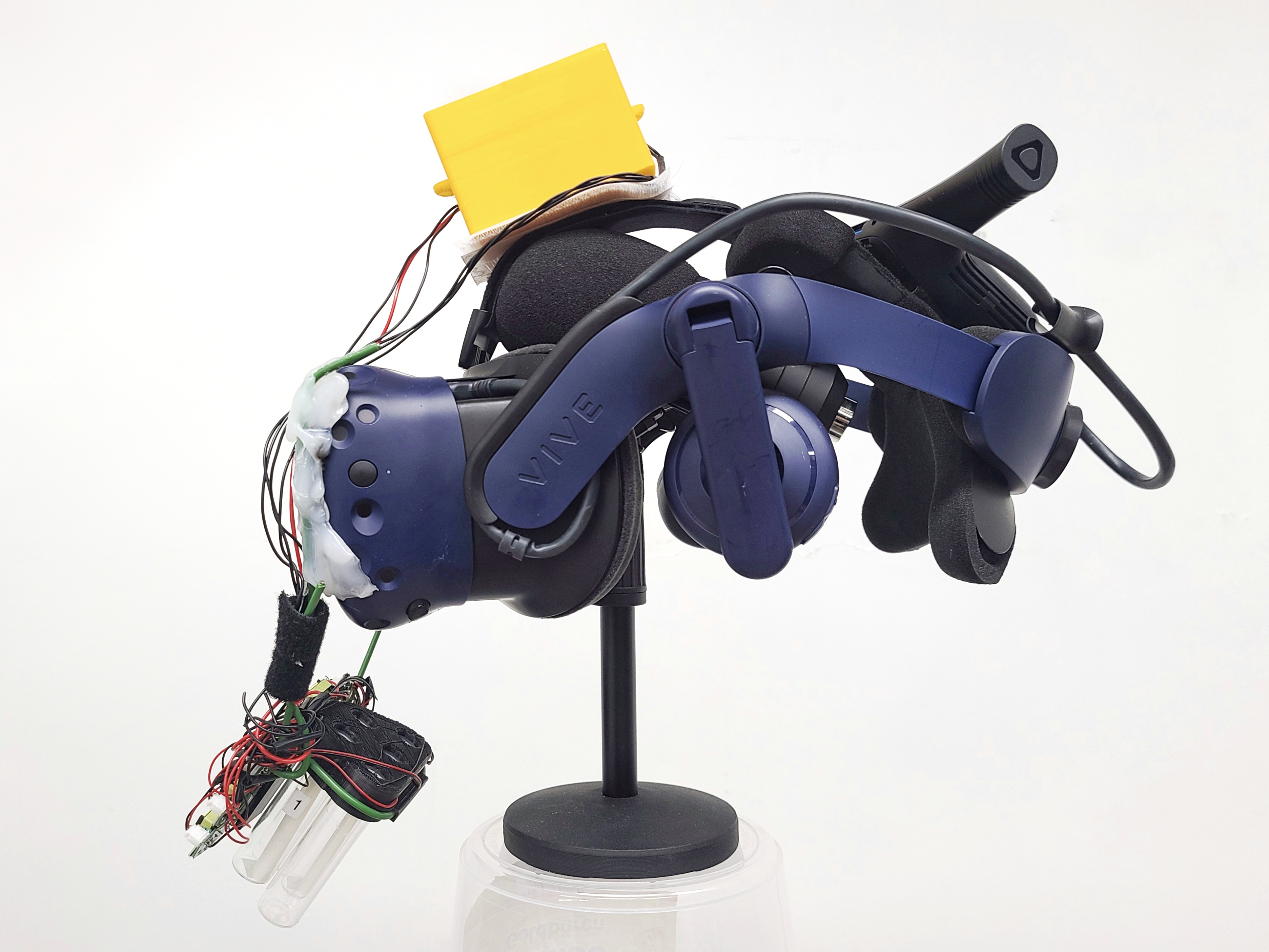 Evaluation of Visual, Auditory, and Olfactory Stimulus-Based Attractors for Intermittent Reorientation in Virtual Reality Locomotion